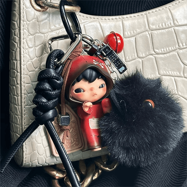 Diy keychain “Behind You”